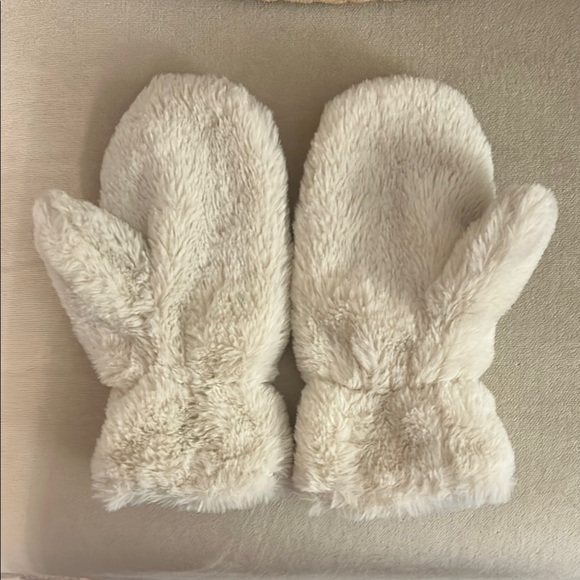 H&M Faux Fur Cream Mittens for Kids - Picture 2 of 3
